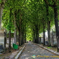 The paved avenue of Père-Lachaise 